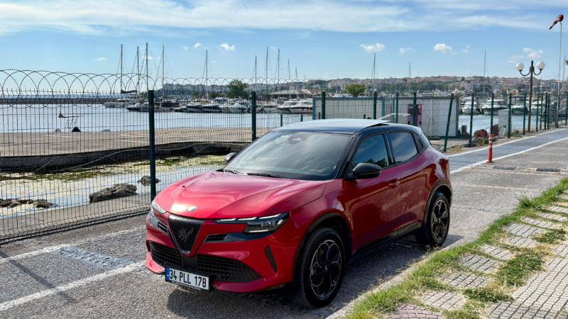 2026 Alfa Romeo Junior Ibrida: Kalbimiz İtalyan, kemiklerimiz Fransız