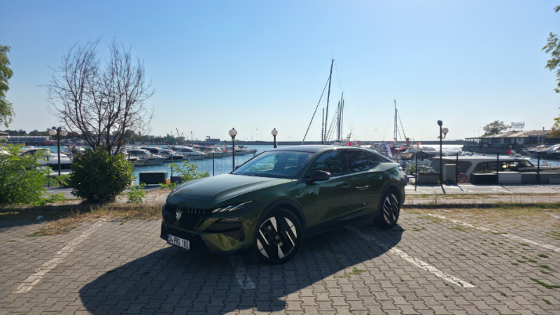 2026 Peugeot 408 GT 1.2 Hybrid:  Sedan mı, SUV mu?