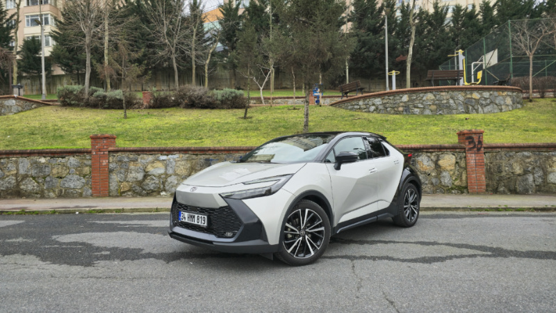 Toyota C-HR 2024 test: Hibrit SUV kalabalıktan sıyrılıyor