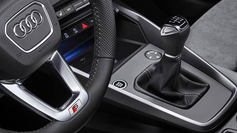 Otomatik şanzımanın küçük kumandası o kadar keyifsiz ki manueli tercih ederiz