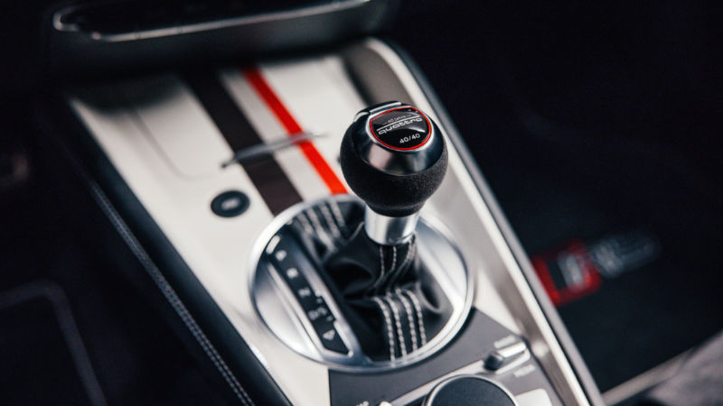 Audi TT RS 40. yıl özel serisisinin 1/40 yazılı vites topuzu_arabazzi.com
