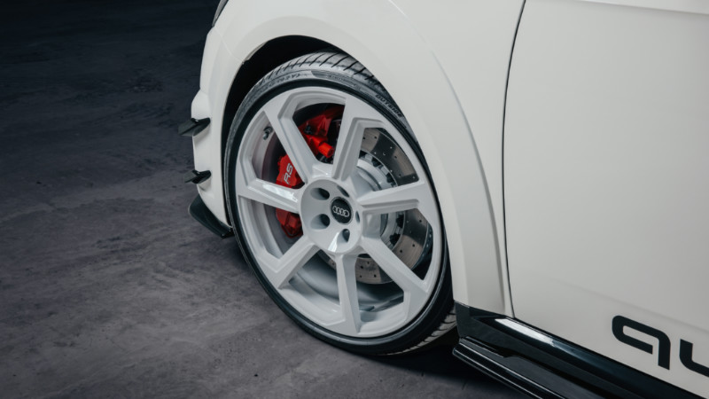 Audi TT RS, Alp Beyazı gövde üstüne üç renk çizgisiyle çok özel_arabazzi.com
