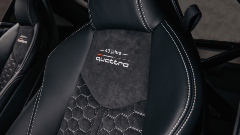 Audi TT RS quattro 40. yıl serisi siyah deri-alcantara spor koltuklara sahip_arabazzi.com