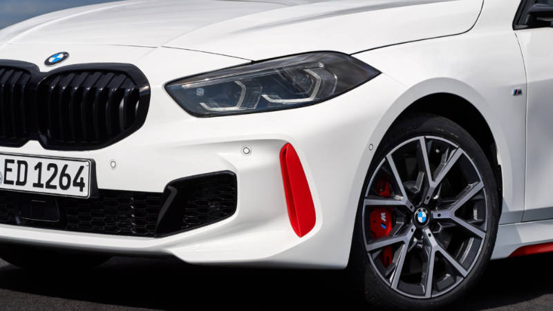 BMW 128ti 2021 ve kırmızı fren kaliperleri_arabazzi.com
