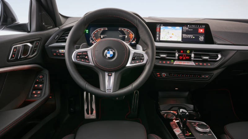 İç mekanda bolca kırmızı detay BMW 128ti'nin alameti_arabazzi.com