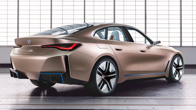 BMW i4 profilden en tutucu halinde