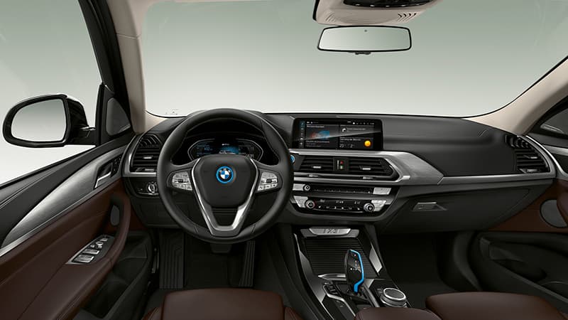 BMW iX3'ün kokpiti tanıdık ama test edilip onaylanmış bir tasarımda