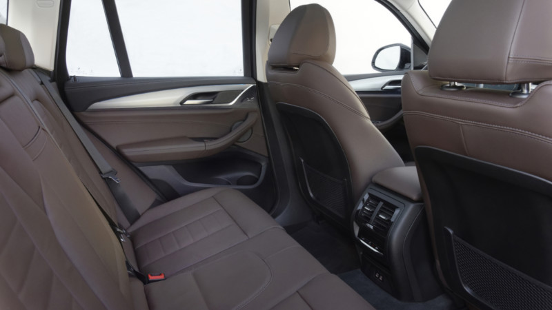 BMW iX3 arka koltuk sırası