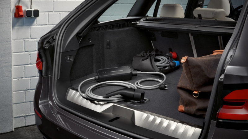 BMW iX3 hızlı şarj ekipmanları