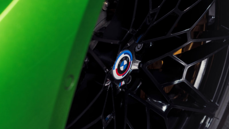 BMW M S ve M Sport'un 50. yıl özel logosu_arabazzi.com