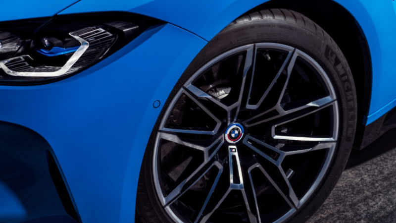 BMW M 50. yıl amblemi_arabazzi.com