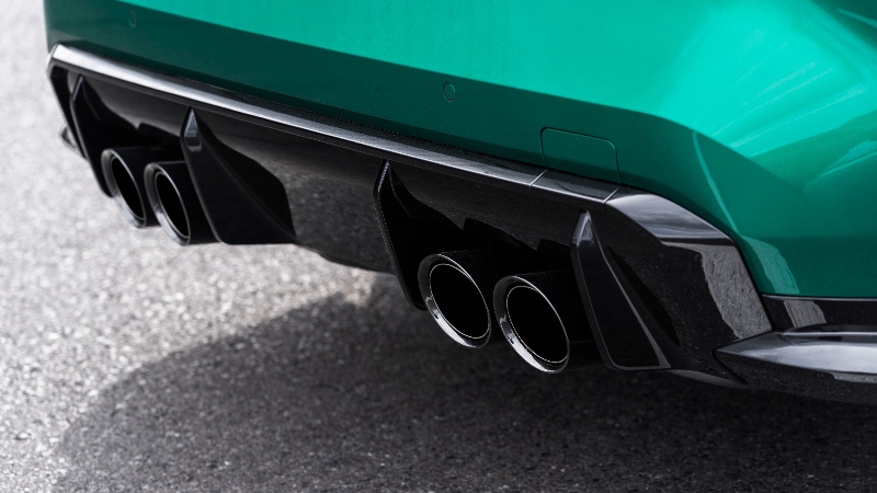 Yeni BMW M3 ve BMW M4'ün koyu renk difüzörleri ve dörtlü egzoz çıkışları_arabazzi.com