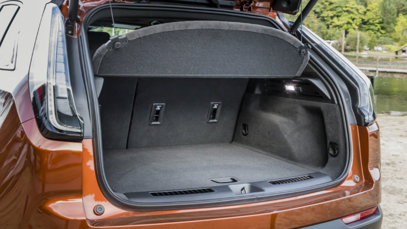 Cadillac XT4'un bagaj hacmi koltuk sırtlıkları yatıkken 1.385 litre_arabazzi.com