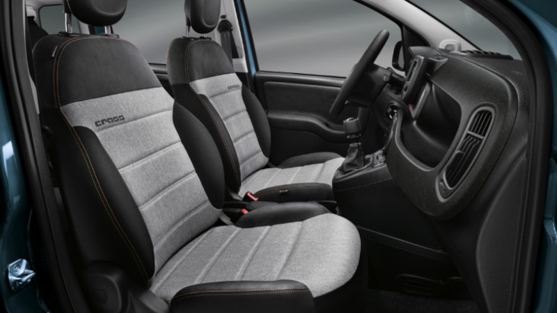 Fiat Panda Sport'un kabin döşemesi ve ön panelde geri dönüşümlü malzemeler kullanılmış_arabazzi.com