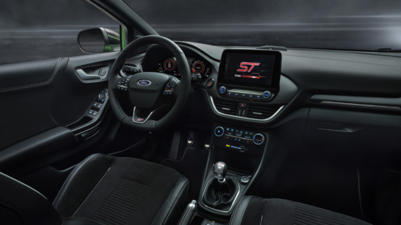 Ford Puma ST kokpiti kıvamında bir sportiflik sergiliyor_arabazzi.com