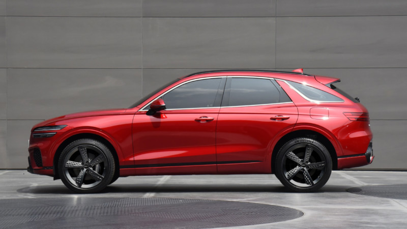 Prestij SUV Genesis GV70 Almanalara karşı