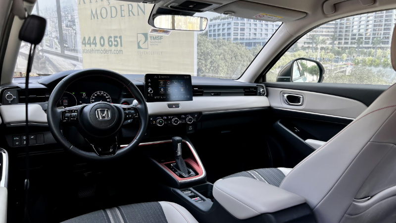 İç mekan son dönem Honda modellerinde olduğu gibi şık ve sade. Kafa karıştıran ya da göz yoran tasarım oyunları bulunmuyor.