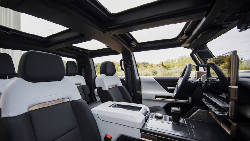 Maceranızın niteliğine göre Hummer EV'nin üstünü farklı kombinasyonlarda açıp kapatabiirsiniz_arabazzi.com