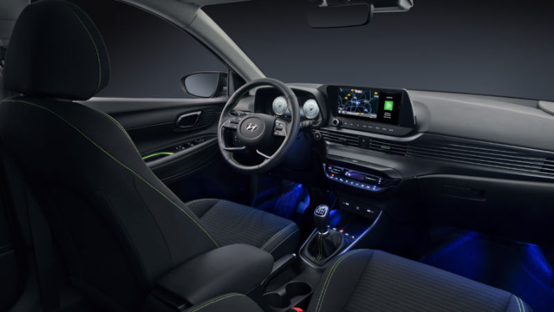 Yeni Hyundai i20 hayli yüklü bir donanım listesiyle geliyor. Tabii ki opsiyon kadrosu da kalabalık_arabazzi.com