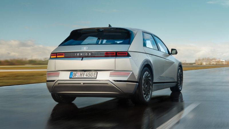 %100 elektrikli Hyundai Ioniq 5 nasıl bir araba?.. Bizce çok iyi. Ama size soruyoruz. Kullanıyorsan Anlat'a tıklayıp anlatabilirsiniz