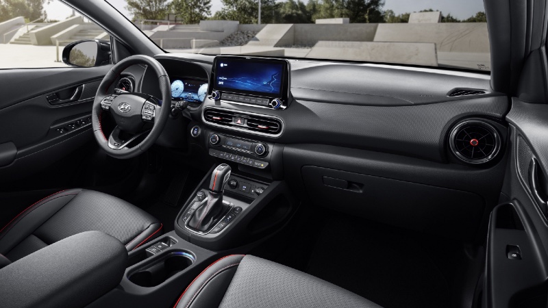 Hyundai Kona 2021 iç mekanda da biraz macera istiyor sanki_arabazzi.com