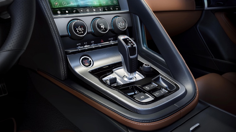 Yeni Jaguar F-Type ve direksiyona monte kanatçıklarıyla da yönetilen Quickshift şanzıman_arabazzi.com