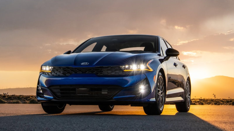 Kia K5 ve güçlü LED ışık imzası
