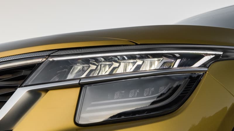 Kia Seltos üst donanımda elmas kesim LED farlara sahip