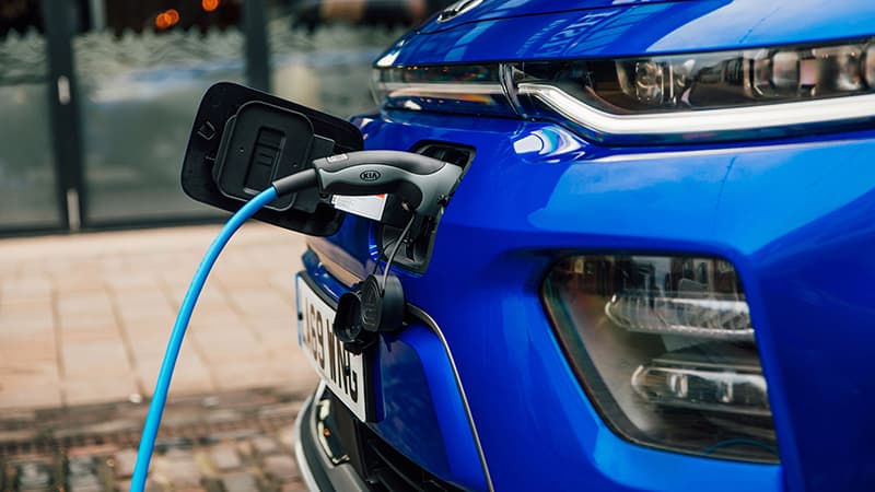Kia Soul EV burundan şarj oluyor ki burnunuzdan gelmesin