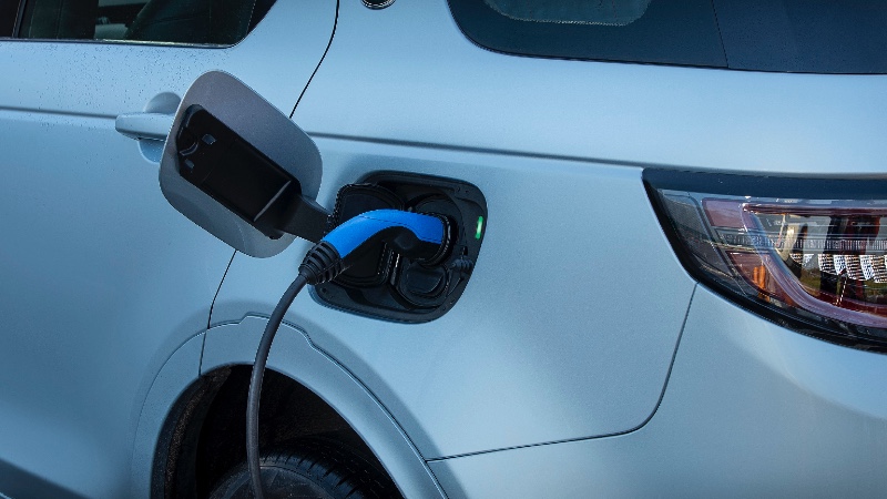 Yeni Discovery Sport PHEV şarj edilebilir hibrit motoruyla Türkiye'de_arabazzi.com