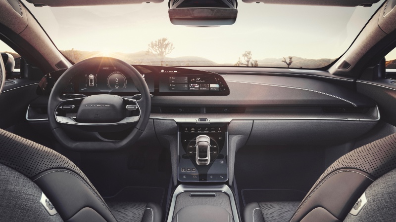 Lucid Air kokpitinde ekran yatay ama aşağıda, orta konsolda dikey bir ekran daha var