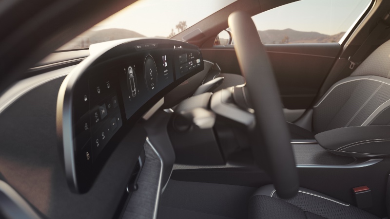 Lucid Air'in 5K'Lık bilgi ve eğlence ekranı_arabazzi.com