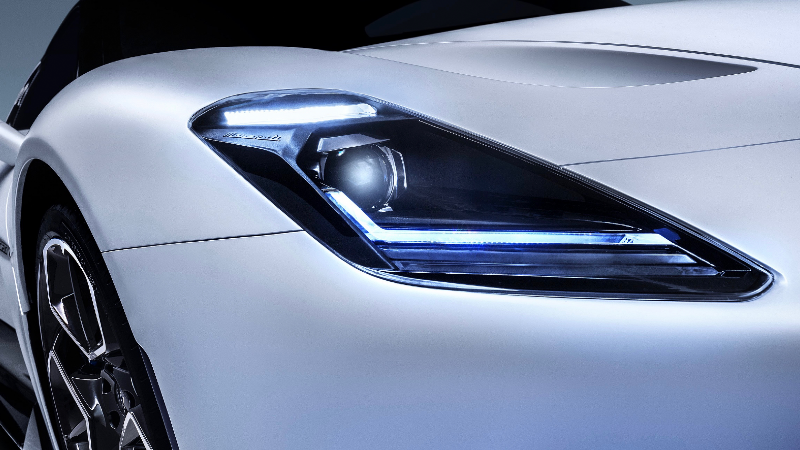 Maserati MC20 yaklaştıkça basitliğin ötesine geçiyor. arabazzi.com