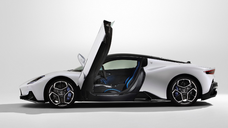 Maserati MC20 ve kanatlı kapıları. arabazzi.com