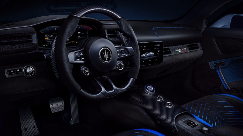 Maserati MC20'nin bol karbon dekorlu seksi kokpiti. arabazzi.com