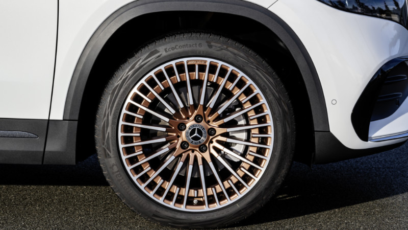 Mercedes EQA'nın özel rosegold renkli jantları