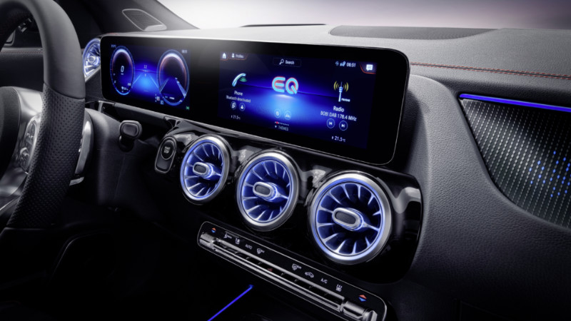 Mercedes EQA kokpit ve MBUX