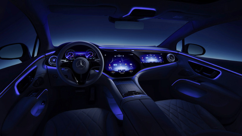 Mercedes MBUX ve gece kabin ambiyansı