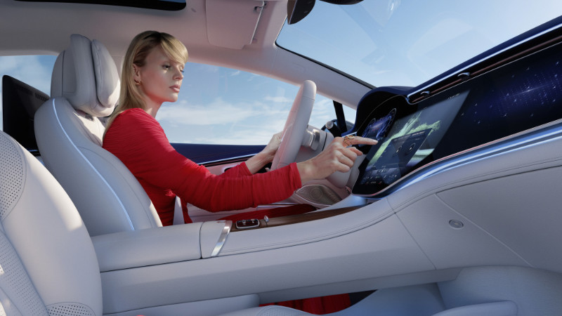 Mercedes EQS yepyeni bilgi-eğlence ekran sistemi