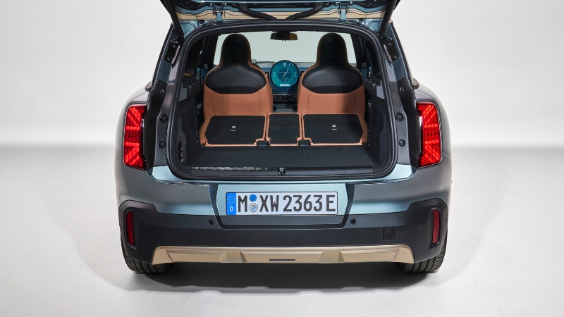 Mini Countryman E'nin bagajı ve üç parça yatan arka koltuklar_arabazzi.com