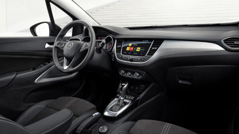 Opel Crossland'in eski nesil Opel kokpiti_arabazzi.com