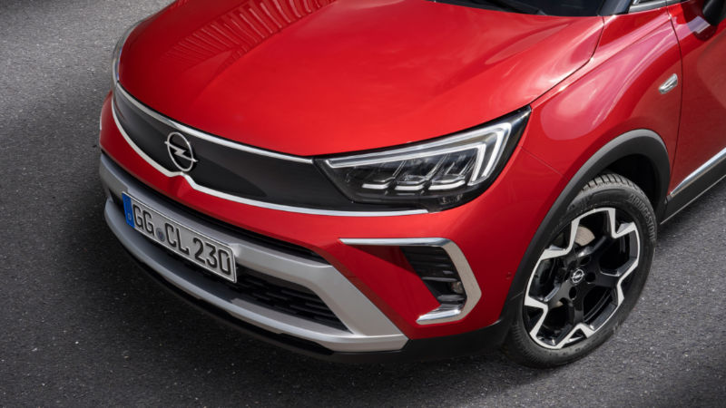 Opel Crossland 2021 makyajıyla ismindeki X'i attı_arabazzi.com