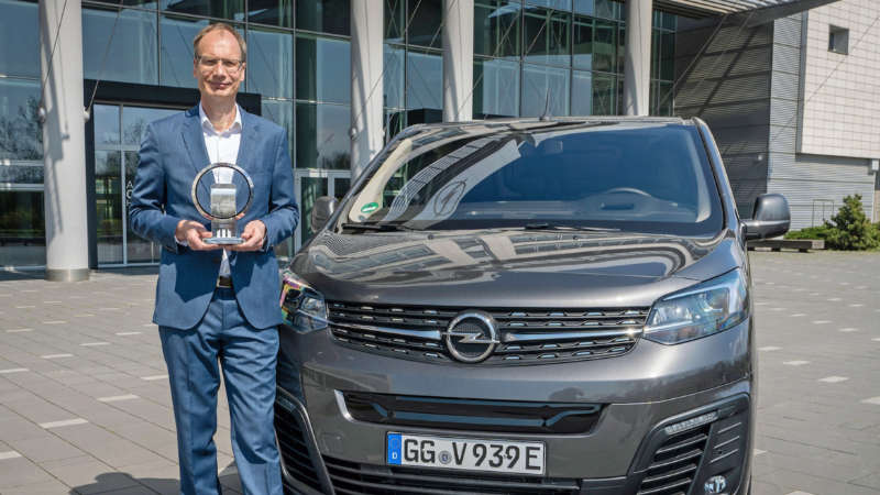 Opel CEO’su Michael Lohscheller ve Opel Vivaro-e