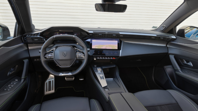 Peugeot 408 kokpitte 308 ile aynı hatlara sahip.