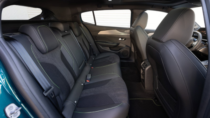 Peugeot 408 iç hacmiyle çok iddialı bir ... otomobil