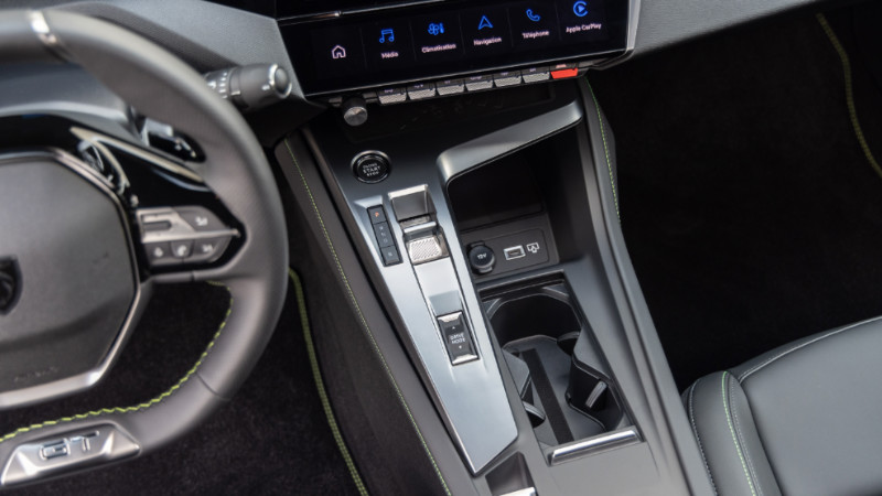 Peugeot 408 i-Cockpit ve i-Toggle paneli kullanışlı mı?