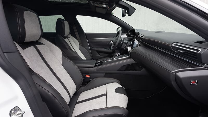 Peugeot 508 Hybrid alcantara döşemelerle ayrışıyor