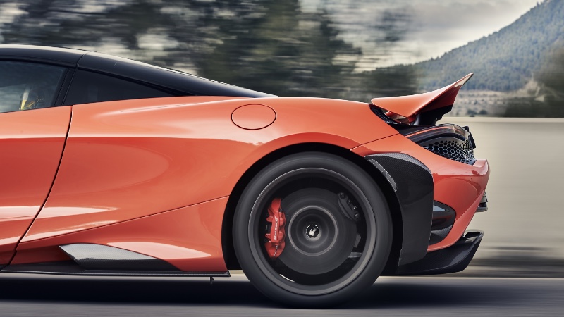 Pirelli P Zero R ve McLaren 765 LT_arabazzi.com