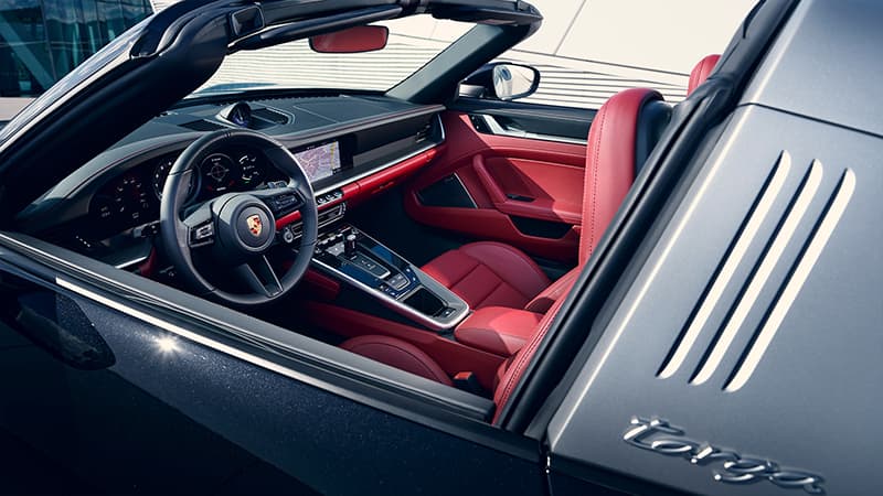 911 Targa'nın kabininde kullanılan deriden kayışıyla bir otomatik saat hediyemiz bile var