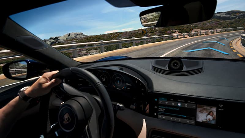 2021 Porsche Taycan yapay zeka ve mobil bağlantılarla desteklenmiş